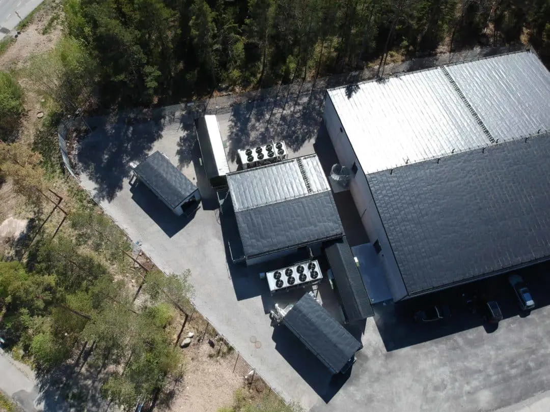 Image of the binero data centre from above. Bild på bineros datacenter ovanifrån.