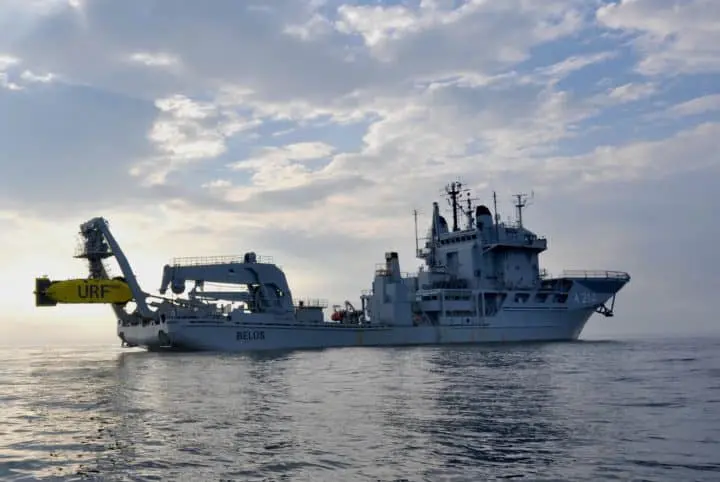 Workboat investigates sabotaged cable in the Baltic Sea. Arbetsbåt undersöker saboterad kabel i östersjön.