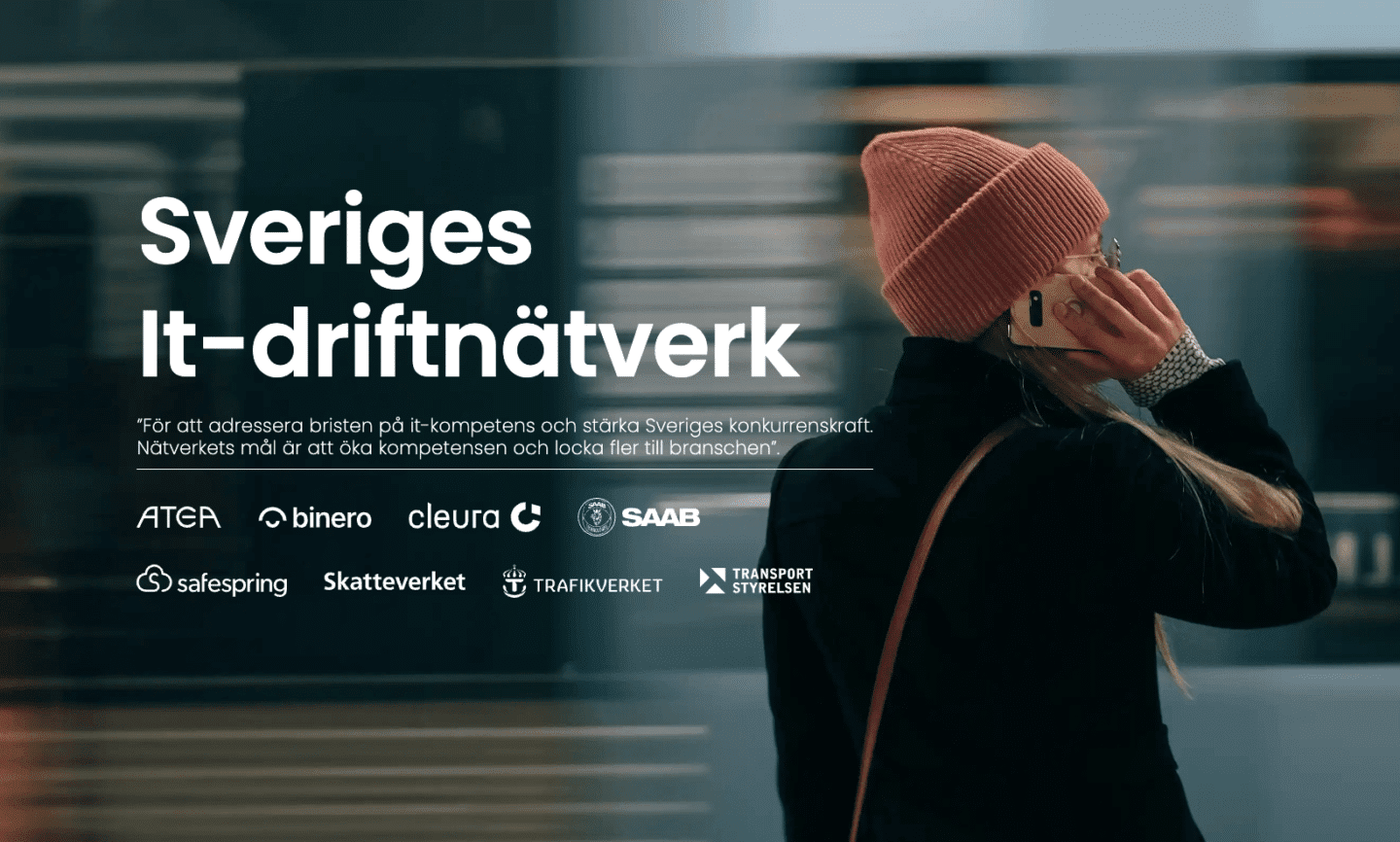 Woman in a beanie talking on the phone. Message: Swedish IT Operations Network. Kvinna i mössa pratar i telefon. Meddelande: Sveriges IT-driftnätverk.