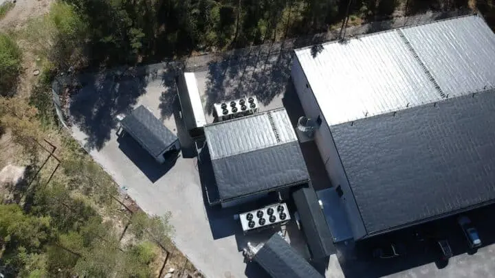 Drone image of binero's data centre with cloud and colocation. Drönarbild på bineros datacenter med cloud och colocation.