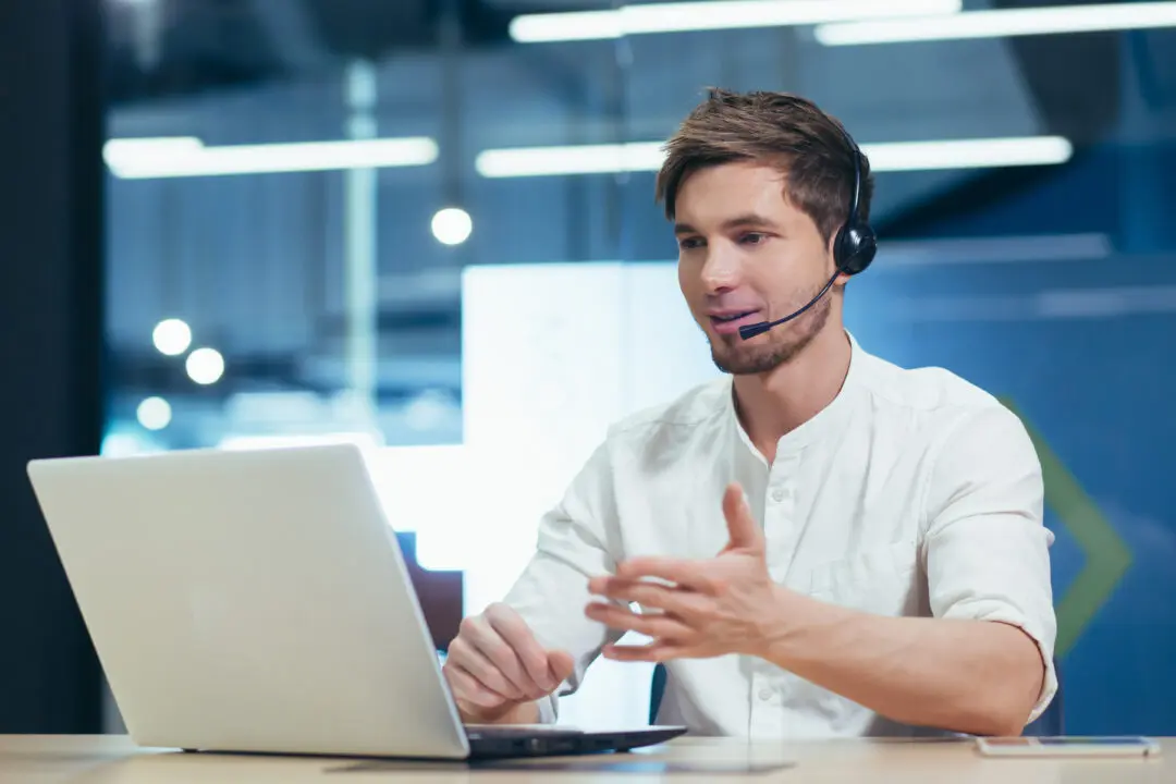 IT-supporttekniker som ger fjärrsupport via dator och headset