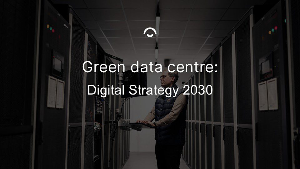Artikel billede: En person, der arbejder ved en computer i Bineros serverhal. Tekst: Digital Strategi 2030