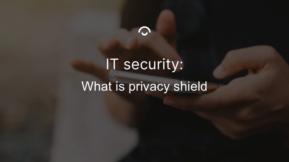 Artikkelikuvassa: Kädet pyyhkäisevät puhelinta. Teksti: Mikä on Privacy Shield