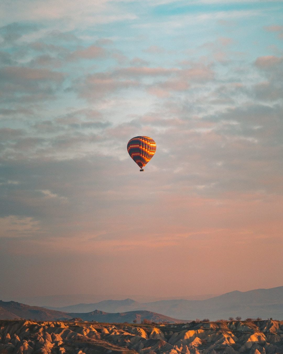 Hot air balloon in the sky. Luftballong i skyn