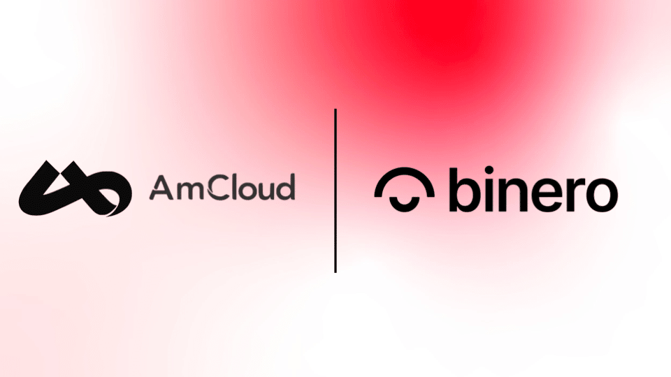 AM Cloud og Binero-logo på rød og hvit bakgrunn.