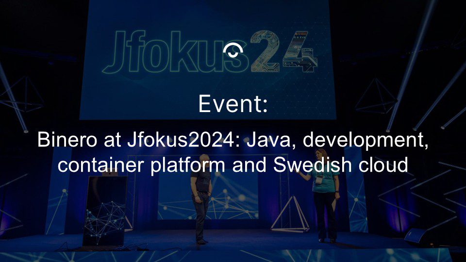 Artikelbillede: To talere på en blå scene i blåt lys med tekniske lys-effekter. Tekst: Binero på Jfocus2024: Java, udvikling, containerplatform og svensk cloud