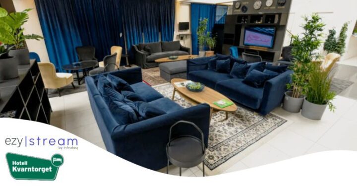 Hotel Kvarntorgets lobby med sofaer, TV og planter.