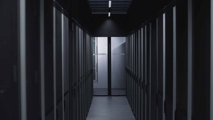 Korridor i serverhall for datalagring