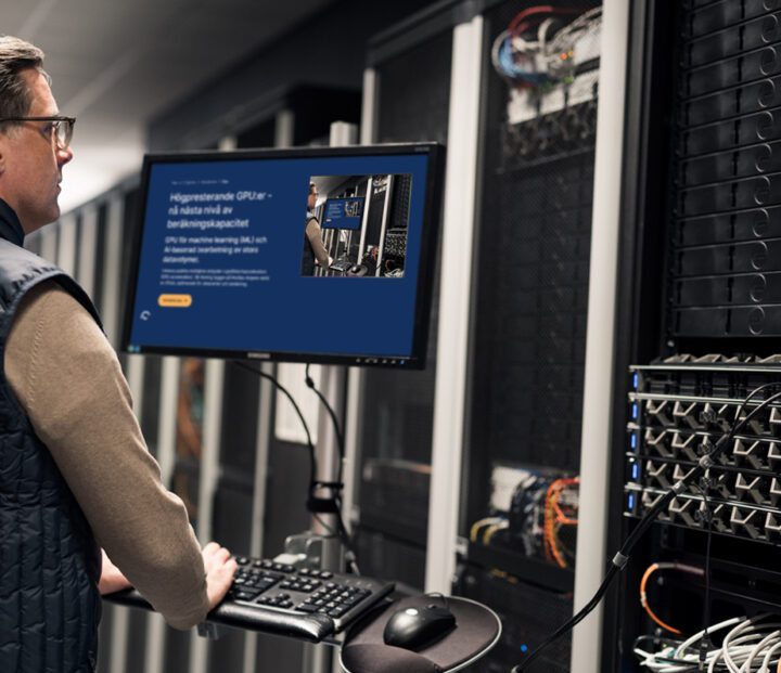 IT-tekniker som jobber ved en datamaskin i Bineros serverhall