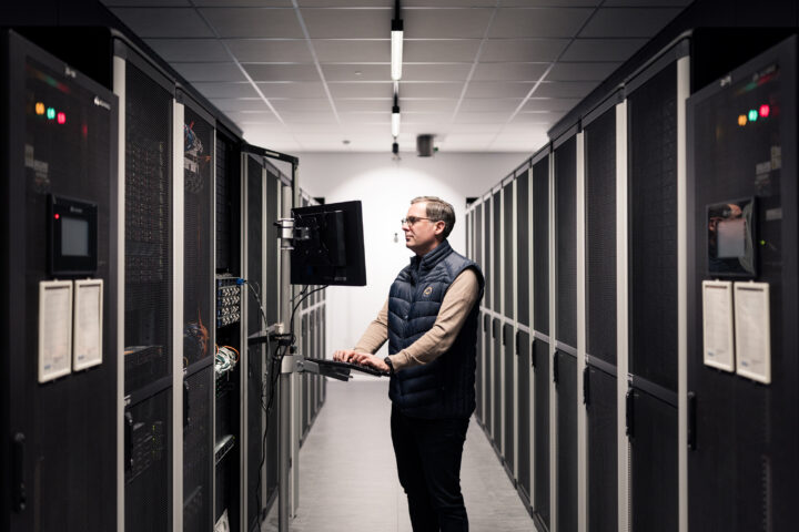 En tekniker jobber på en datamaskin i Bineros serverrom.