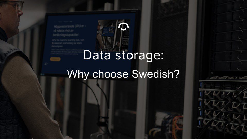 Artikelbild: En tekniker som arbetar vid en dator i Bineros serverhall. Text: Varför välja svenska?