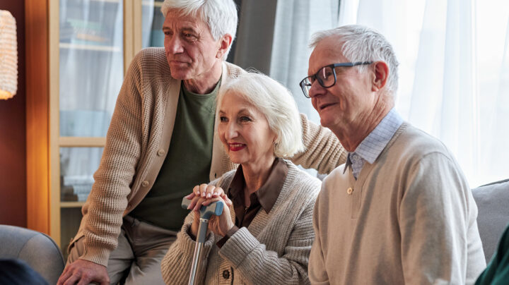 pensionärer ser på tv