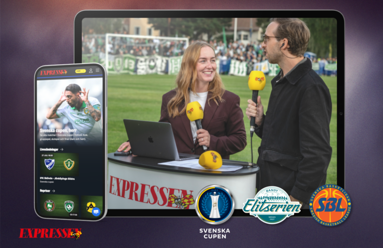 Två sportreportrar med mikrofoner från Expressen vid fotbollsplan, mobil och surfplatta i förgrunden, sportlogotyper nederst.